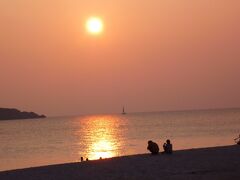 宮古島東急リゾートの目の前の前浜ビーチから見た夕日です。