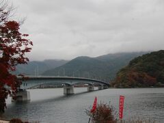 PM3:40

御坂峠を下ってきて河口湖大橋を渡った所で休憩！
対岸に見えるのが「産屋ヶ埼」
春、桜と富士山を撮影した所です。
今日は富士山は雲隠れ！

小雨がパラパラと降り出して来ました。