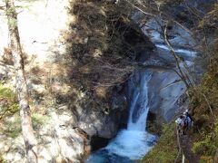 こちらは貞泉の滝という名前がついています。

かなり上からの撮影です。