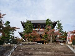 そして山門が特別公開中の金戒光明寺へ。山門からの写真撮影は残念ながら禁止でしたが、京都市内はもちろん、遠くはあべのハルカスもかすかに見えました。また、山門の中には、やはり数多くの仏像が祀られてました。