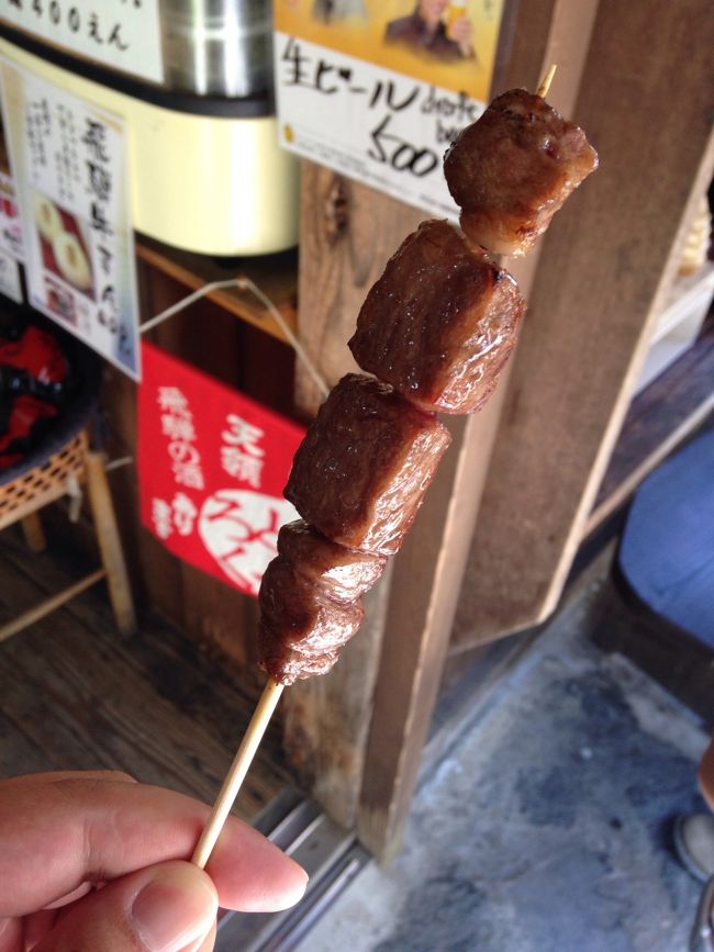 食い意地のはったワタシはもちろん食べ歩き。<br />飛騨牛串を頂きます。<br />500円ナリ。<br />何回食べても美味しい！
