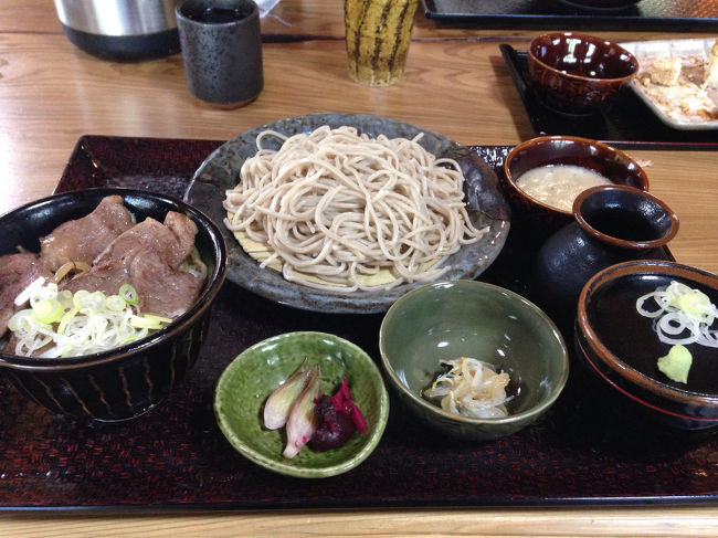 集落を離れ、ランチをば。<br />自然薯のお蕎麦と、ここでも飛騨牛を頂き、ご機嫌な白川郷となったのでした。