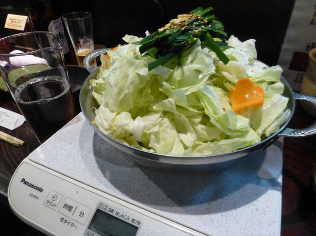 だしをウーロン茶で割っていただく さっぱり系もつ鍋<br /><br />もつ鍋にも赤こんにゃくいり