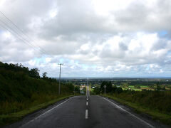 予定していた通り知床斜里駅には8時31分に到着。早速駅レンタカーを借りて知床半島を目指しますが、ここで残念なことが分かってしまいました〜遊覧船に念のため確認したところなんと今日は波が高いので欠航とのこと。出鼻を挫かれた格好となってしまいました。どうしようかとも迷いましたがとりあえず知床へは行きましょう、時間に余裕が出来たので峰浜の一直線の道を見に来てみたり。