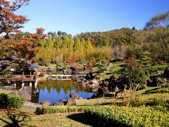 ☆福島空港公園・日本庭園

我が家から車で１５分くらいの所に福島空港があり、
開港は1993年3月なのでまだ比較的新しい空港です。
阿武隈山地を切り開いて造られた空港で標高は３７２ｍ。
長野の松本空港(６５７ｍ)に次いで日本で２番目に標高が高い空港です。
空港の周りは敷地にかなり余裕があるので、総面積が３３０ｈにも及ぶ自然公園が取り囲んでいます。
