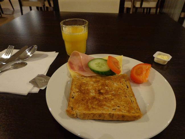 ツアーのホテルみたいに豪華なラインアップではないけれど，私が必要とする物は一通りてか必要以上に揃っていました。後，薄いヨーグルトとミルクティーを頂いて。ホテルにあるあのパン焼き器いいですね。あっと言う間に焼き上がり〜。