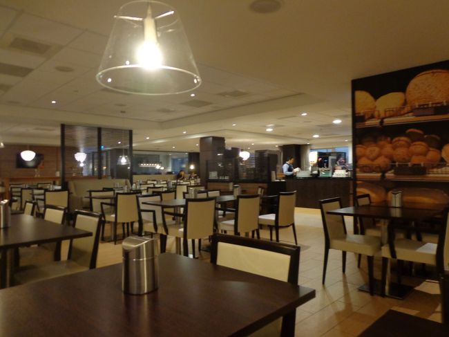 ホテルの朝食室。なんか夕食を取られるようなレストランはないみたいです。<br /><br />土・日は７：００〜１２：００，平日は６：３０〜１０：００。と言う事で，７時少し過ぎに行きました。いつも朝５時過ぎ位に朝ごはん食べているので，結構ゆっくりめな感じです。