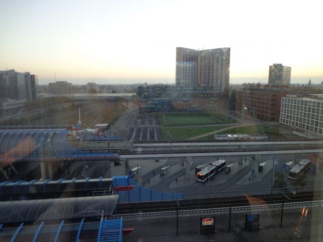 ホテル自室からの風景。比較的新しいオフィス街みたいです。結構こういう風景の方が落ち着くんですよね。朝は日常感が欲しいタイプです。