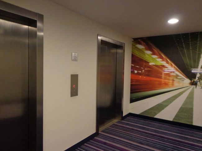 ホテルのエレベーターホール。３基ありました。ルームキー（カード）を挿入しないと動かないタイプです。