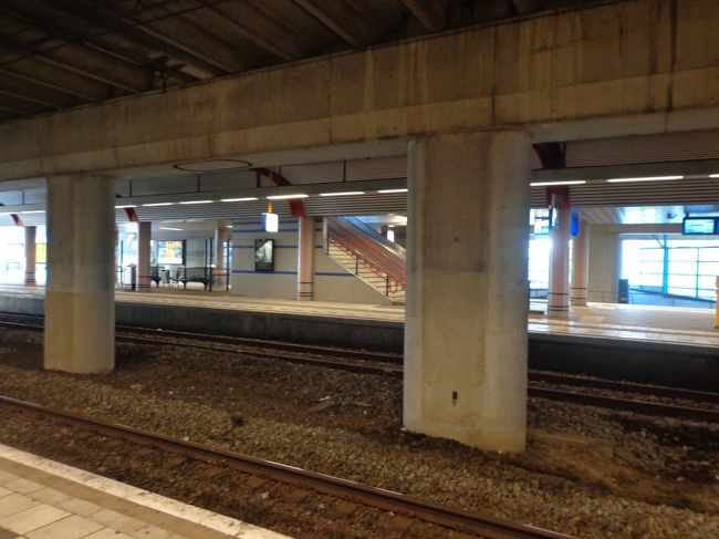 中央駅行きのホーム。12ホーム位あるんですが，結構入り混じっていて気をつけないと間違えてしまいそうでした。