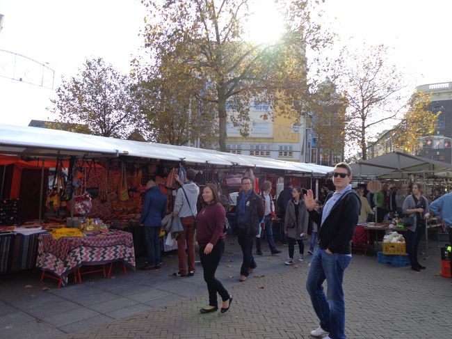 マーケットがありました。でも興味なし。なんかマーケットって「少しでも値下げ交渉すべし！」って雰囲気があって苦手なんですよね。正直，必要以上のコミュニケーションって取りたくないし。