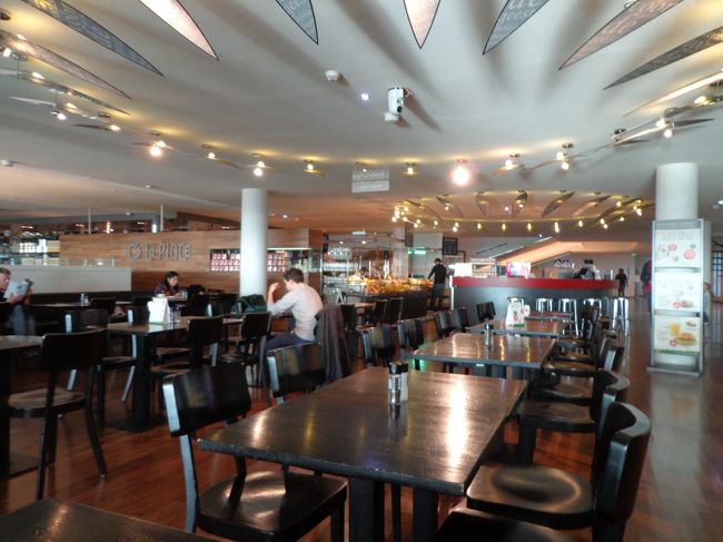 なんかどこも人が一杯で人酔いしてきたので，アムステルダム中央公共図書館の最上階の「La Place」フードコートでランチにする事に。期待した通り空いていました。