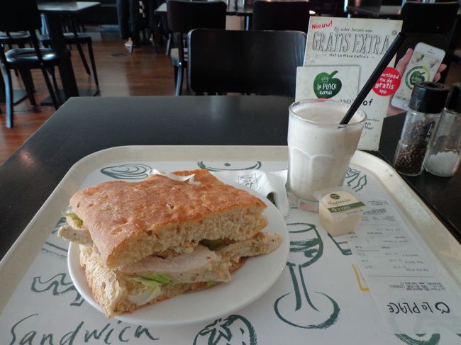 Ｖ＆Ｄにある「La Place」よりも，種類は少なかったです。ＷＯＫはあったけど，肉や魚を選んで料理して貰うコーナーはありませんでした。<br /><br />とりあえず洋ナシのスムージーとチキンのフォカッチャサンド。多分この写真では判らないかと思いますが，サンドウィッチのでかい事。日本で購入する1.5倍位はありました。小さく見えるスムージーも見た事ないようなでかいグラスで。。後，マヨネーズを購入したのですが，ここで大失敗！なかなか出ないので振っていたら，いきなり大量にドバッと！プレートの上は勿論，服にもベッタリと。。<br /><br />ちなみに当然半分位しか食べられませんでしたとさ。