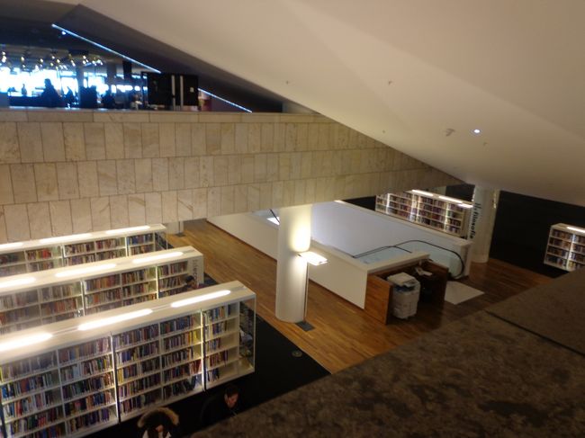 場所が場所なので，写真はこっそりとこれだけ。１階のロビーでは，子供のピアノ演奏会があっていました。色々な人がいて本当に皆の図書館って感じの場所でした。