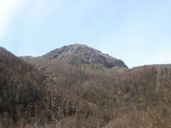 「焼岳」が見えてきました。。

※焼岳（やけだけ）※
標高2455メートル。日本百名山
長野県と岐阜県にまたがる活火山。
1995年（平成7年）2月には、火山性ガスを含む水蒸気爆発が発生、直後に泥流が噴出し、 中部縦貫自動車道安房トンネル工事中作業員の死亡事故も起きています。