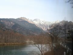 バスは「大正池」の前を通り…

穂高連峰も姿も。。（＾＾


※大正池※
1915年（大正4年）には「焼岳」が大爆発を起こし
泥流が梓川をせき止め堰止湖である大正池を形成しました