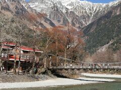 終点の「上高地バスターミナル前」に到着！
バスターミナルから、徒歩約5分。。

この景色がkuritchi達を迎えてくれました〜♪