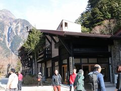 もう、心は躍り。。　足はスキップ状態(笑）

でも、てくてく。。前に　ホテルに行って荷物を預けなくっちゃね。。

今晩の泊まりは「五千尺ホテル」
kuritchiが上高地を訪れる度に“お茶”を楽しむ　大好きなホテル。。。