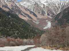 でも…　　見て。。　見て。。。

この「河童橋」からの景色。。。

真っ青な空に浮かぶ穂高連峰の姿。。
そして、澄み渡る「梓川」の流れ。。。

≪　上高地にやって来て　よかった〜♪　≫

