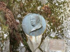 約２０分も歩くと「ウエストン碑」。。

　　　※ウォルター・ウェストン※
明治時代日本に滞在した英国人宣教師
登山家として日本各地の名峰を制覇し、上高地にも訪れて山案内人・上條嘉門次とともに北アルプスに挑み、著書『日本アルプスの登山と探検』で上高地の良さを世界に拡げた