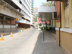 市場を抜けて、最初の交差点を右折すると、シリラート病院の敷地。