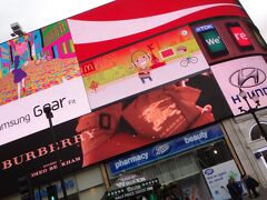 観光用の二階建てバスを予約していたので、最初の乗り場に向かうためOxford Streetから徒歩で南へ。

Piccadilly Circusです。
