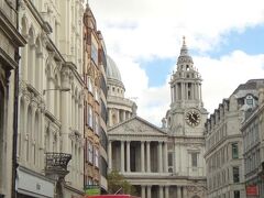 正面に見えるのがSt. Paul's Cathedralです。
昔来た時に中に入って感動した覚えがあったので今回も入りたかったのですが時間がなかったので諦めました。（そして入場料も結構高い。）