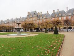 12:00 ヴォージュ広場 Place des Vosges
Merciでちょっと買い物した後、パリで最も古いと言われるヴォージュ広場へ。今まで何回も立ち寄る計画を立てては時間切れでスルーしてきました。