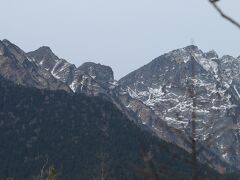 美しい「穂高連峰」ですが、
「槍ヶ岳」から「西穂高岳」に至るまでずらりと並ぶ岩峰群。。
真ん中に写っている独特の形状の平らに見える岳が「穂高連峰」の一番北側に位置する「北穂高岳」(3106m)
日本でも超一流のロッククライミングのゲレンデであり、かつて、名案内人といわれた上條嘉門次が「鳥も止まれねえ」と嘆かせた悪絶な岩壁だそうです。

