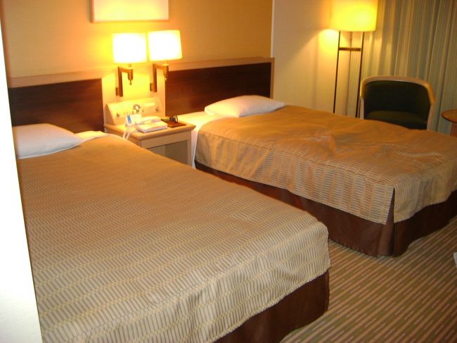 <br /><br />　　官公庁の周りを二回りしてレンタカーを返却。<br /><br /><br />　　バスで成田日航ホテルへ。<br /><br /><br />　　明日からのダブルの事を考えて敢えてツィンを選択。<br /><br /><br />　　だって、相方のイビキが。。。。。