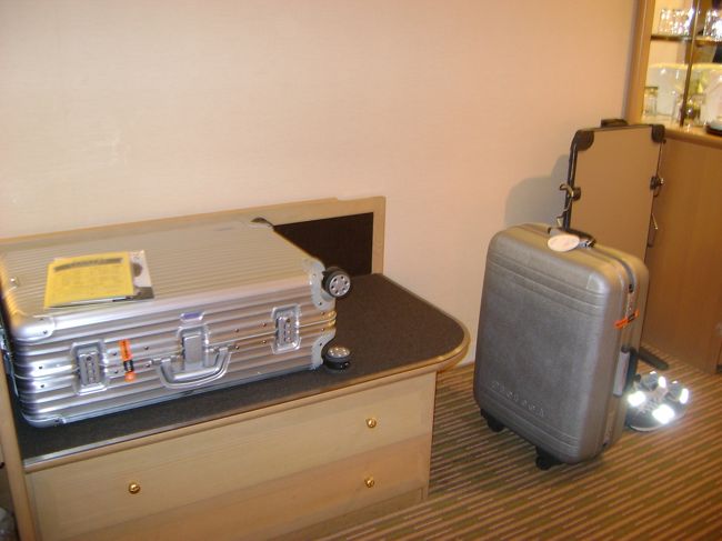 <br /><br />　　荷物置き場。私のがデンと置いてある。<br /><br /><br />　　しかし、後に。。。。。