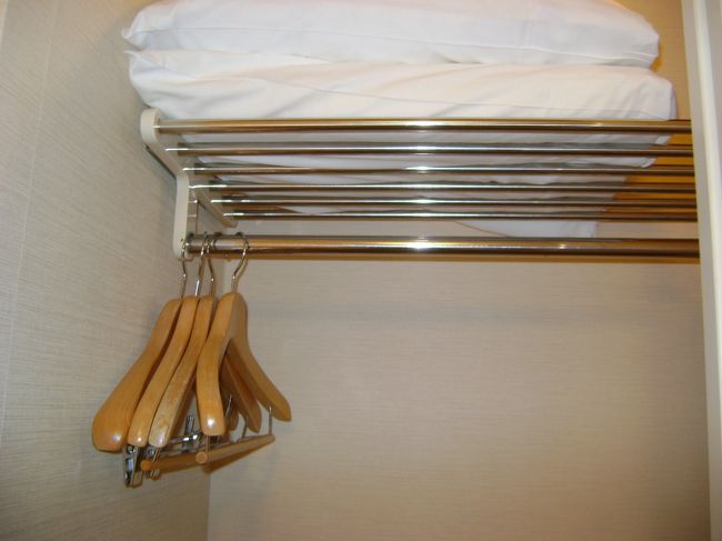 <br /><br />　　クローゼット。荷解きはしないからハンガーは十分。