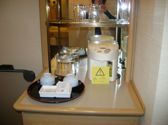 <br /><br />　　お茶とグラス類。ごく普通。