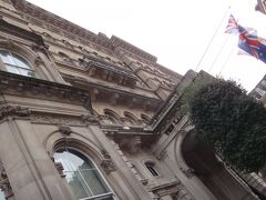 観光バスを降りて予約しておいたアフタヌーンティーへ☆
Langham HotelのPalm courtです。
バスが思った以上に時間がかかったため予約から30分遅れで到着。
係りの方が感じよくて問題なくテーブルに着くことができました。