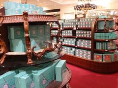 ずっと気になっていたF&M！！
紅茶の種類が多くて迷いに迷いました！！
ロンドンで一番興奮したかも〜☆
そしてロンドンで一番多く日本人を見かけたのもここでした。