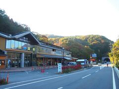 『道の駅　湯西川』

普段平日は空いてる道の駅には、お客さんもたくさんいました