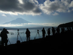 いざ、ダイヤモンド富士撮影に繰り出す。
この日のスポットは、山中湖交流プラザ・「きらら」近くの湖畔。同じ獲物を狙うカメラの砲列――もとい、カメラの放列がずらりと敷かれていた。
ただ、上空の雲が気になる…。