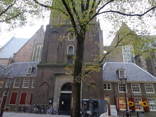 魅惑の飾り窓地区の旧教会です。レンブラントの奥様・サスキアさんもここに埋葬されています。<br /><br />しかし教会のすぐ前にも飾り窓があったんですね。正直見た目残念な感じの東南アジア系の女性が数人営業中でした。ジロジロ見たら失礼になるのでチラ見でしたが。