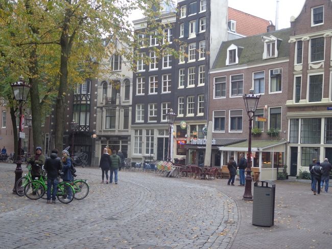 この周辺、いかにもＤＱＮな感じのオランダ人少年たちがたむろしていました。