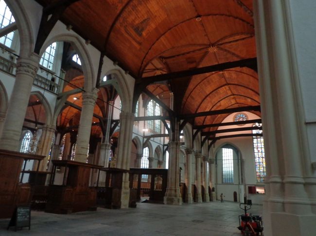 入場です。<br /><br />ここも天井は木材。。トイレ有りました。