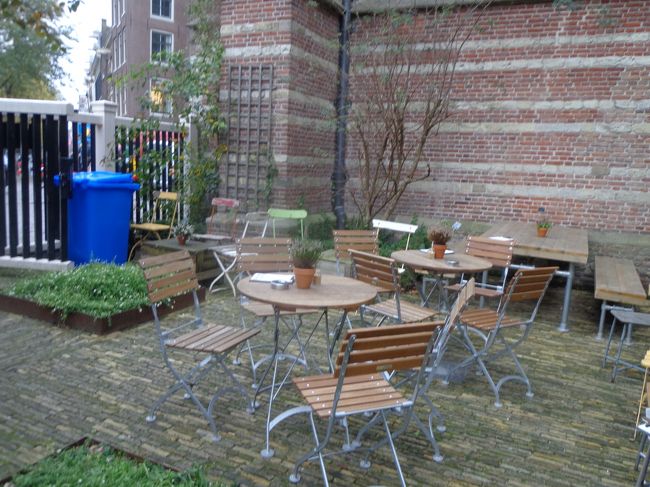 カフェを通って出て行きます。寒いのでテラス席は無人でした。