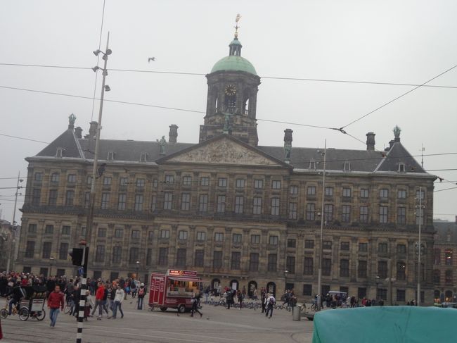 一応王宮。地味ですね。いかにもオランダらしいと言うか。