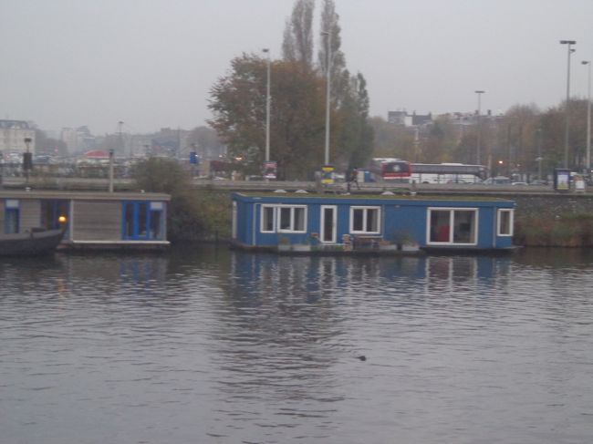中央駅近くの運河で見かけたボートハウス。本当に人が住んでいるのかなと思っていたら、ある日、入っていく親子をみかけました。でも冬は寒そうです。