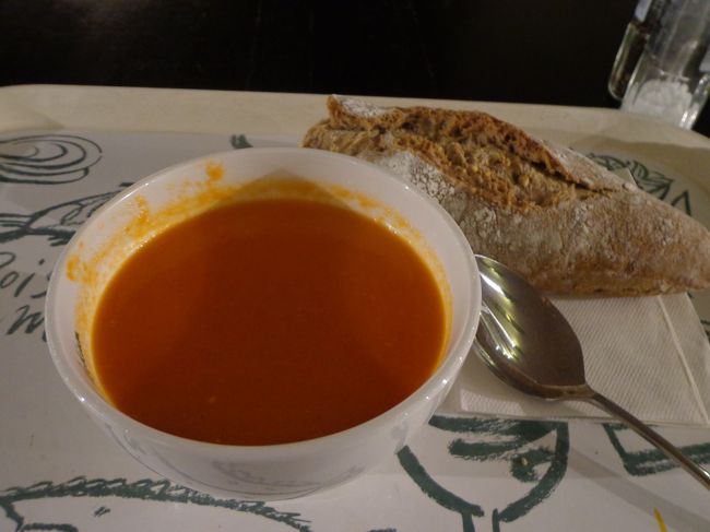 中央公共図書館の「Ｌａ・Ｐｌａｃｅ」で最後の晩餐。<br /><br />さほど空腹ではないので、寂しくトマトスープとパンで済ませました。<br /><br />ここは結構穴場かも。特に美味しい訳ではありませんが、確実に席は取れそうだし、広々としているのでゆったりとできます。