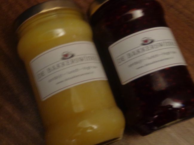 「De Bakkerswinkel」のテイクウェイ専門店（「De Bakkerswinkel Amsterdam Centrum」と同じ通りにあります）で、購入したレモンカードといちごジャム。オススメです。