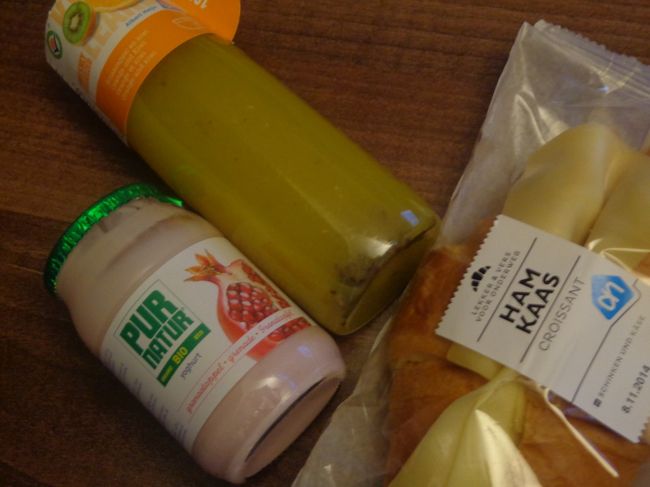 最後の朝は荷造りで忙しいので、朝食は前日にＡＨ to ＧＯ購入しておいた分で済ませます。ハムとチーズのクロワッサンサンド、キーウィジュースにヨーグルト。濃厚なヨーグルトが美味しかったです。