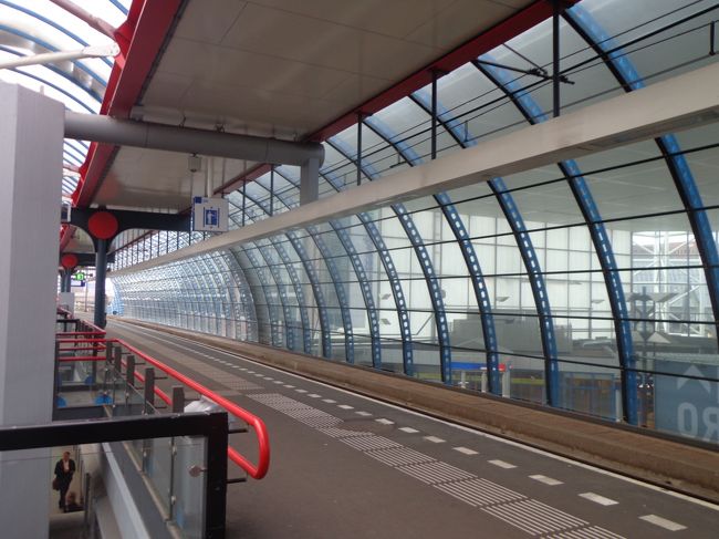 最後のスロータディク駅のホーム。スキポールで荷物を預けてから最後のアムステルダム散策へ向かう予定です。