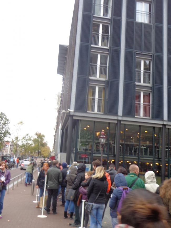 アンネフランクハウスへの入館者の列です。<br /><br />本当にここは予約必須ですね。