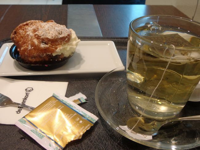 機内食までは時間があるので、バイエンコルフの１階のセルフサービスのカフェでティータイムです。何か油の匂いがするケーキだな、、と思ったら揚げシュークリームでした。<br /><br />後、オランダで紅茶はやっぱり止めた方が良いかと。