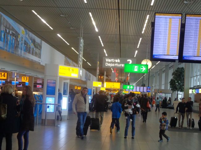 スキポールへ戻って参りました。<br /><br />出国した後、機内に持ち込む水を購入しようとレジに並んだら、液体に関するルールが以前と変わっていました。５００ｍｌのペット×２本でもシールされていたら持ち込めたのが、１５０ｍｌ以下のペットでないと持ち込めないとの事。ペットを取り替えて再度長い列に並び直し。お土産の最終購入をしようと思っていたのに、チョコレートブティックでチョコレートを購入するのがやっとでした。<br /><br />ちなみ、別にこの段階で水を購入しなくても、ゲートでの保安検査通過後に自販機がありました。た・だ・し、５００ｍｌのペットの水が２．５ユーロでしたが。。